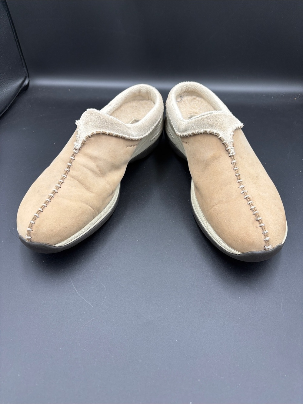 Columbia Slip-On Suede Comfort Loafers in Tan size 9.5